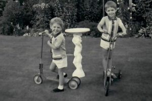 Gary Lineker com seu irmão Wayne na infância.