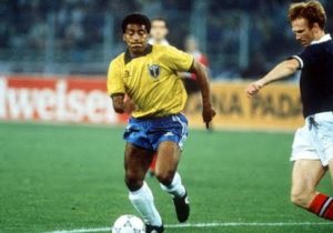 Convocado pela seleção brasileira na Copa de 1990, Romário chega ao mundial machucado.