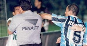 Confusão entre jogadores de Palmeiras e Grêmio em 1995