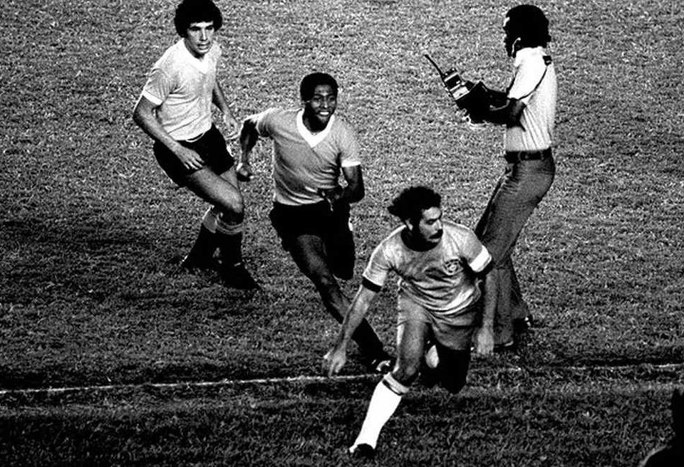 Rivellino contra o Uruguai em 1976.