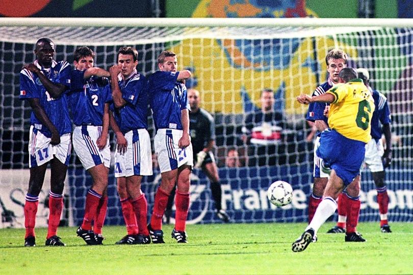 Roberto Carlos faz golaço de falta em jogo entre Brasil e França em 1997.