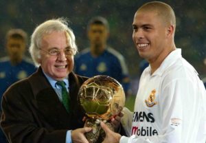 Ronaldo eleito Bola de Ouro e melhor do mundo FIFA em 2002.