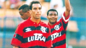 Edmundo deixa o Palmeiras e se transfere para o Flamengo em 1995.