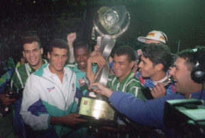 Palmeiras levanta a taça do título paulista de 1996.