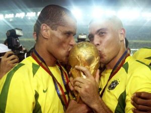 Rivaldo e Ronaldo craques do Mundial de 2002!