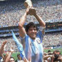 Maradona levanta a taça da Copa do Mundo de 1986.